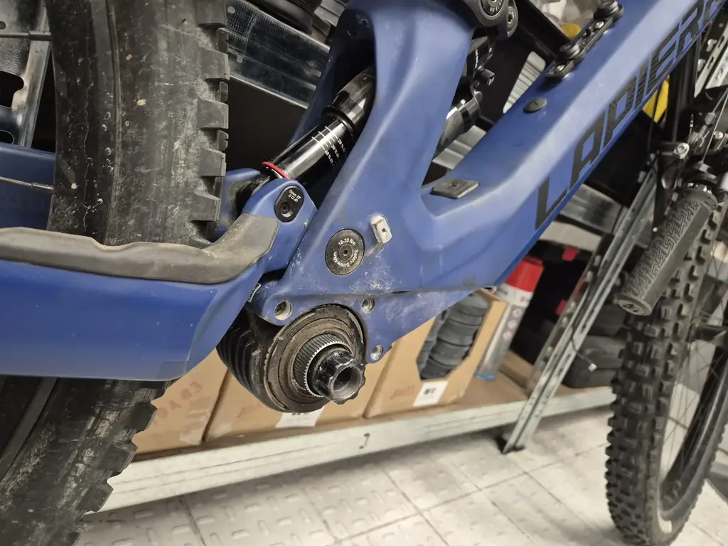 Motor und Hinterbau-Dämpfer eines E-Mountainbikes in der Werkstatt von Dein Radius