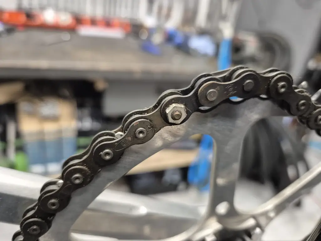 Verschlissene Fahrradkette auf dem Kettenblatt in der Werkstatt von Dein Radius