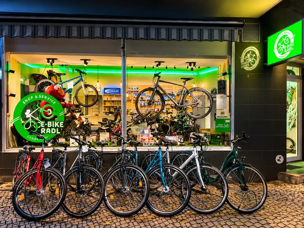 Fahrradladen und Werkstatt in der Rathenaustraße 5 in Berlin-Schöneweide am Abend, Fahrräder vor dem Schaufenster