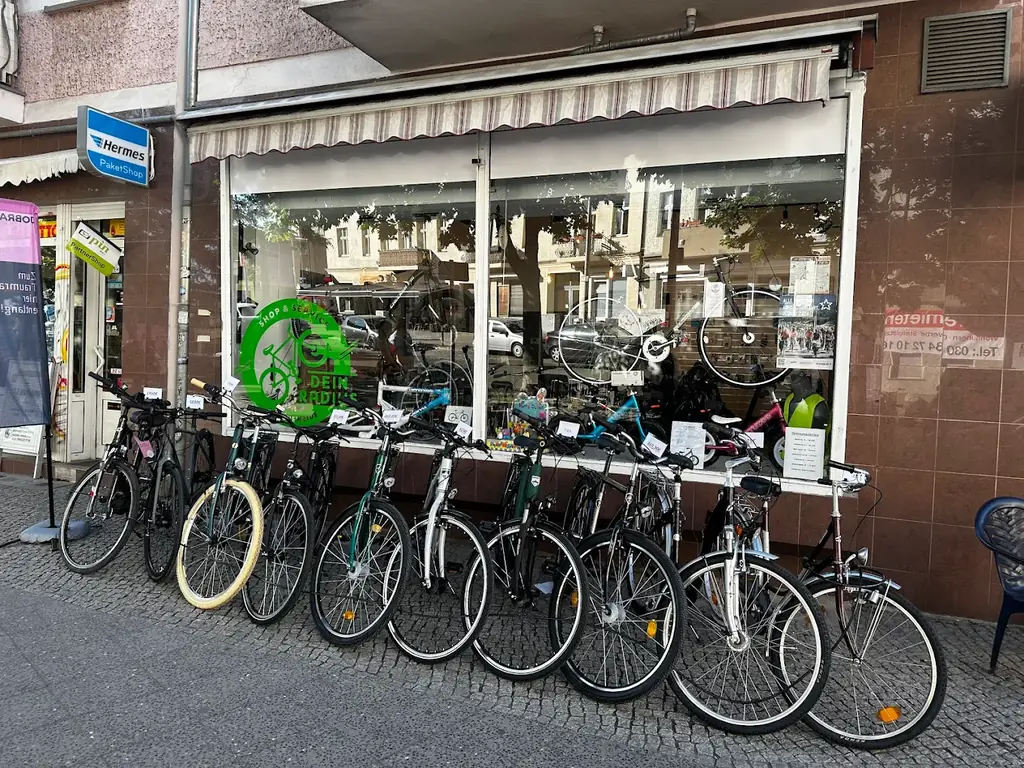 Ladenfront von Dein Radius mit Fahrrädern vor dem Schaufenster in der Rathenaustraße 5 in Berlin-Schöneweide