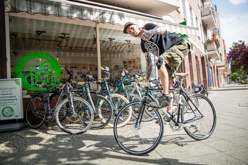 Radfahrer vor der Fahrradwerkstatt Dein Radius in der Rathenaustraße 5 in Berlin-Schöneweide