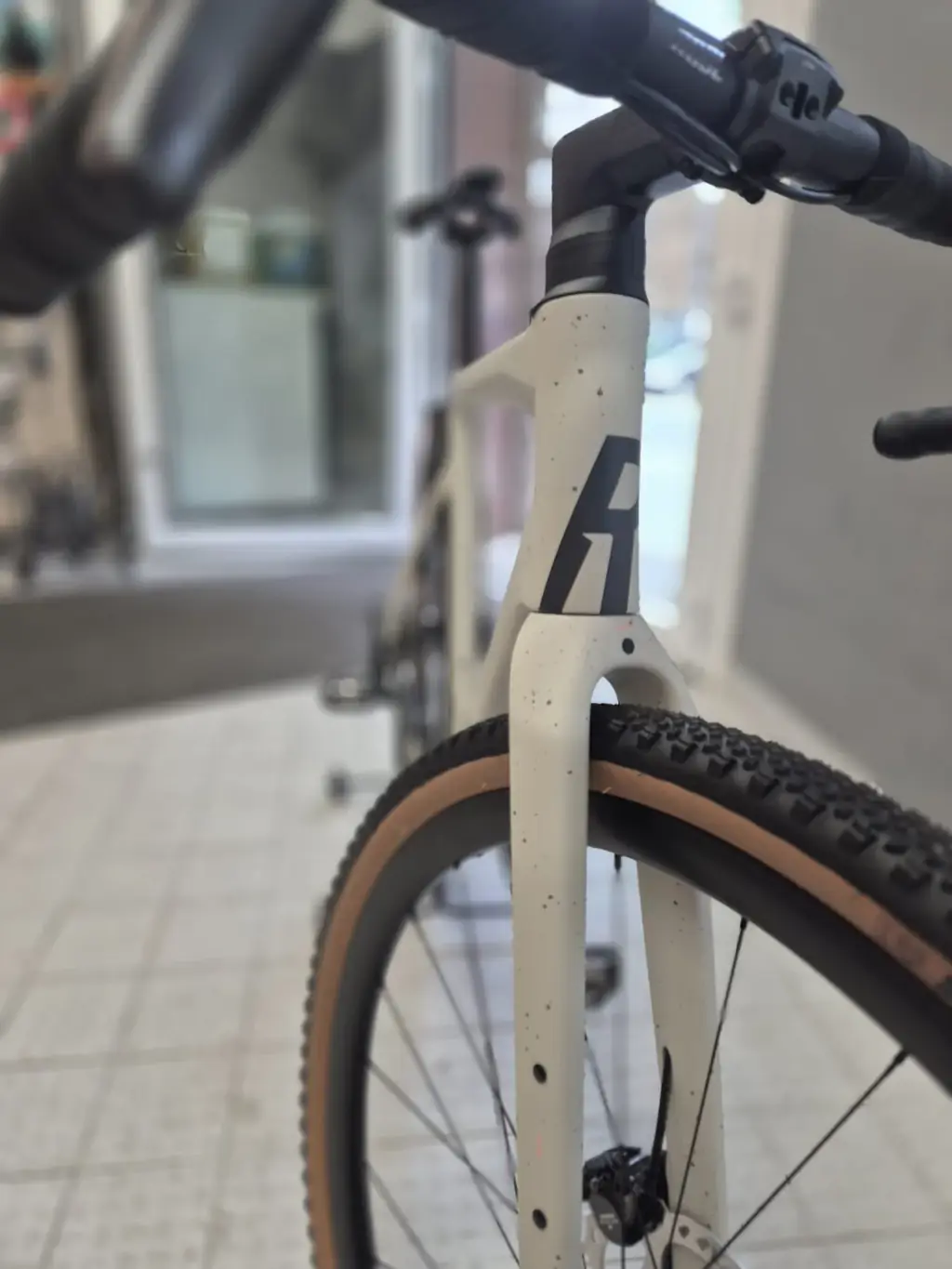 Gabel und Steuerrohr eines weißen ROSE-Gravelbikes in der Werkstatt von Dein Radius