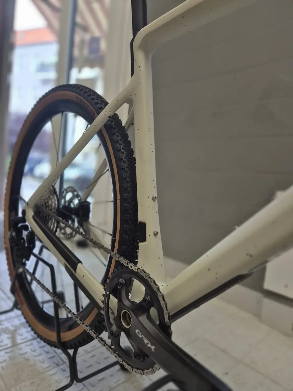 Hinterbau eines ROSE-Gravelbikes mit Shimano-GRX-Antrieb in der Werkstatt von Dein Radius