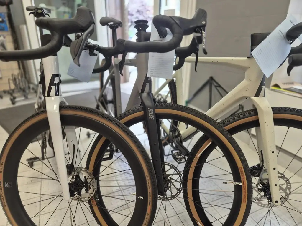 Drei ROSE-Gravelbikes mit Servicezetteln im Laden von Dein Radius in Berlin-Schöneweide