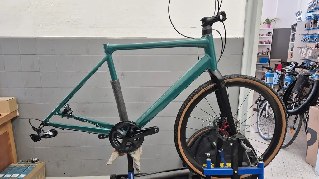 Grüner ROSE-Rahmen mit Shimano-Ultegra-Kurbel beim Aufbau im Montageständer bei Dein Radius